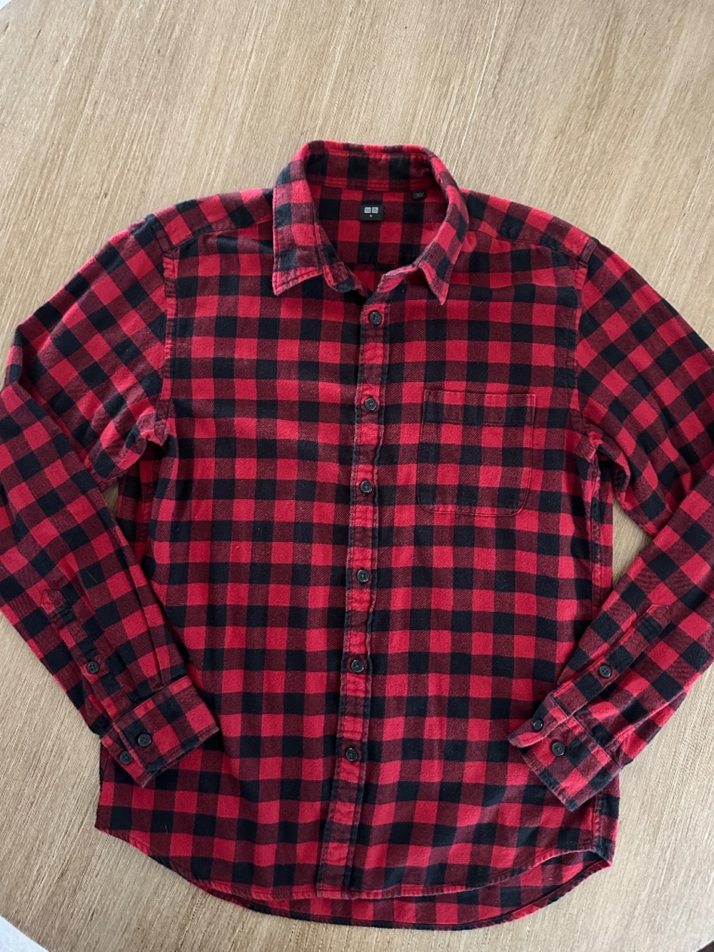 Men’s Uniqlo red and black buffalo plaid/check cotton flannel long-sleeve